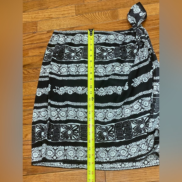 Neiman Marcus black and white floral printed silk wrap skirt. - Picture 5 of 6